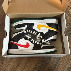 WMNS Jordan 1 Mid Alternate Swoosh